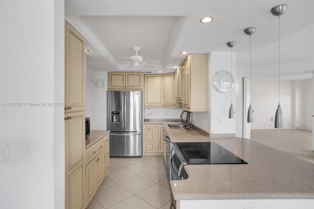 Vendido Recientemente: $879,000 (3 camas, 2 baños, 1600 Pies cuadrados)