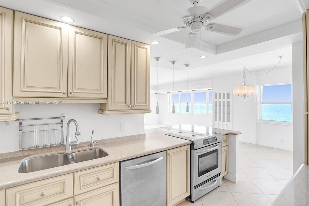 Vendido Recientemente: $879,000 (3 camas, 2 baños, 1600 Pies cuadrados)