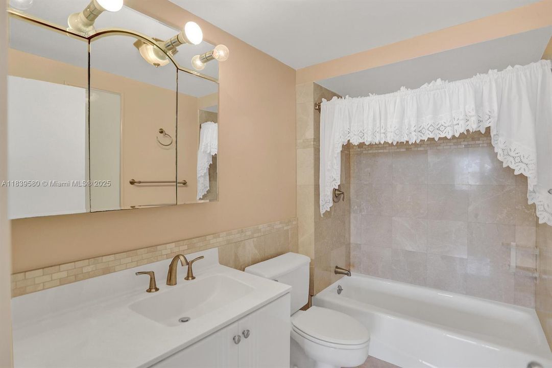 Vendido Recientemente: $879,000 (3 camas, 2 baños, 1600 Pies cuadrados)