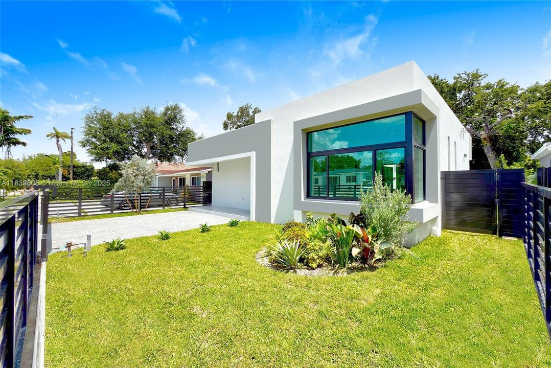 Недавно продано: $1,490,000 (3 спален, 2 ванн, 1722 Квадратных фут)