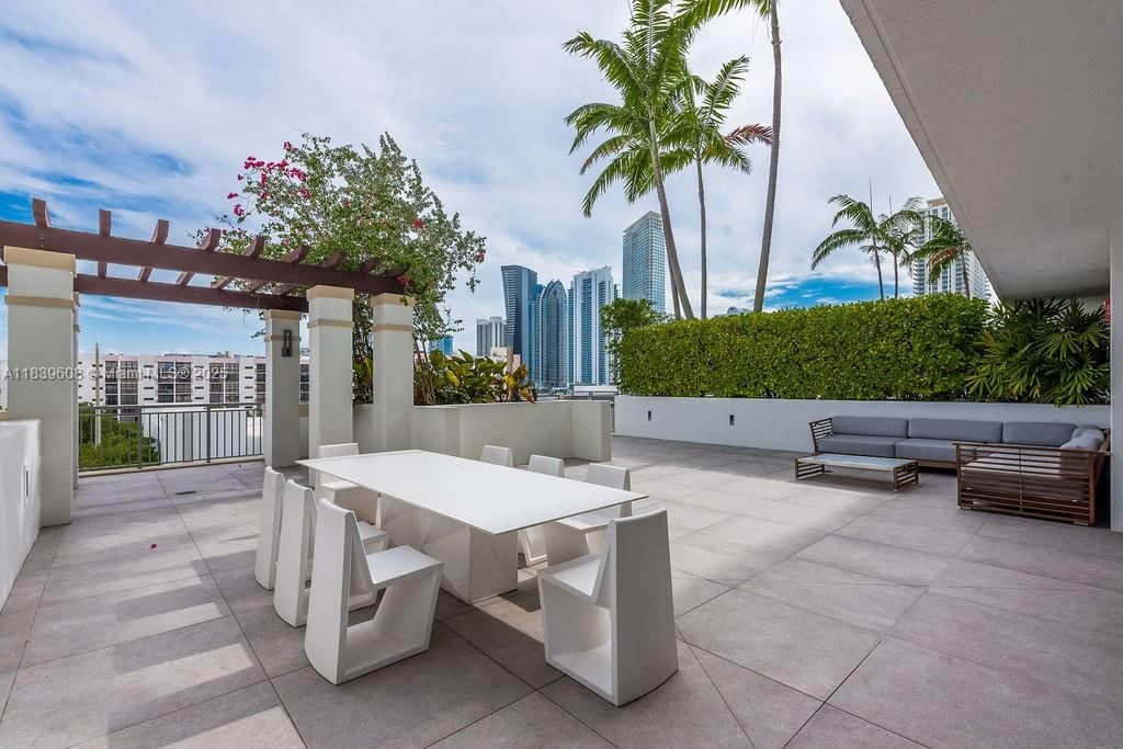 For Sale: $1,850,000 (3 beds, 3 baths, 1892 Square Feet)