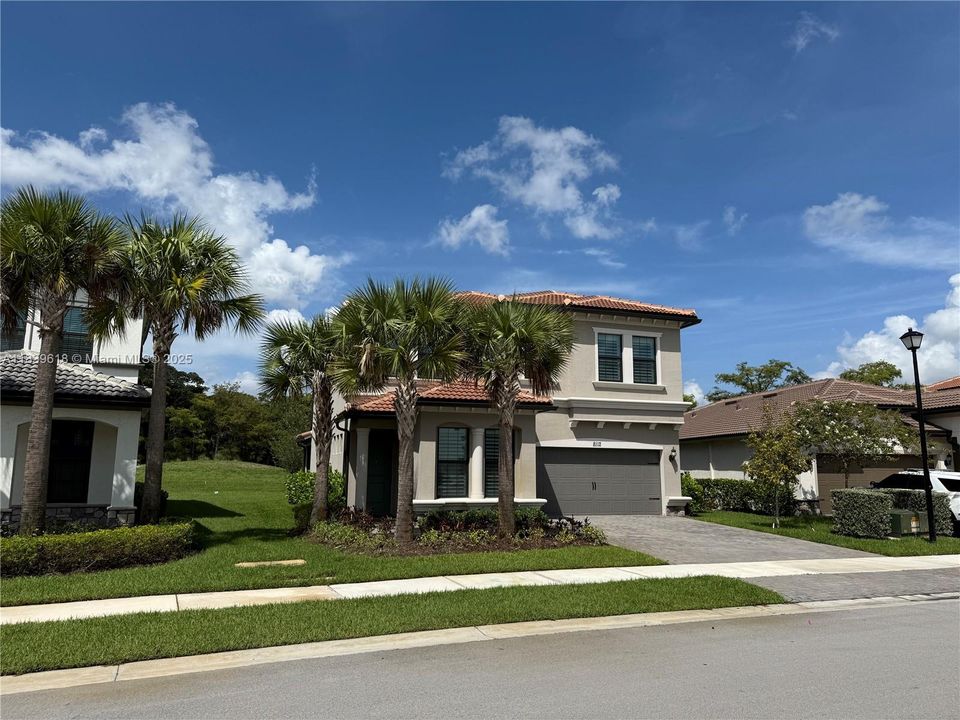 合同活跃: $5,500 (4 贝兹, 2 浴室, 2646 平方英尺)