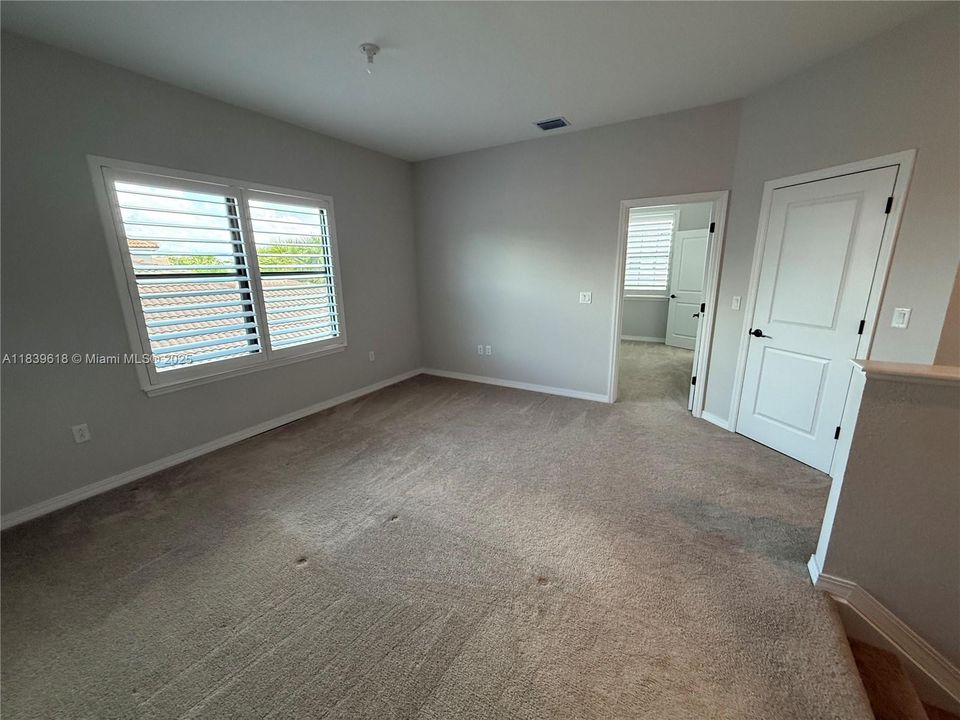 合同活跃: $5,500 (4 贝兹, 2 浴室, 2646 平方英尺)