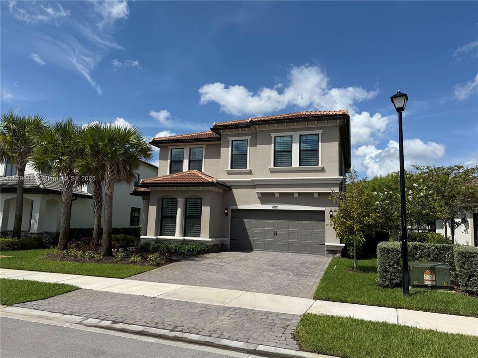 合同活跃: $5,500 (4 贝兹, 2 浴室, 2646 平方英尺)