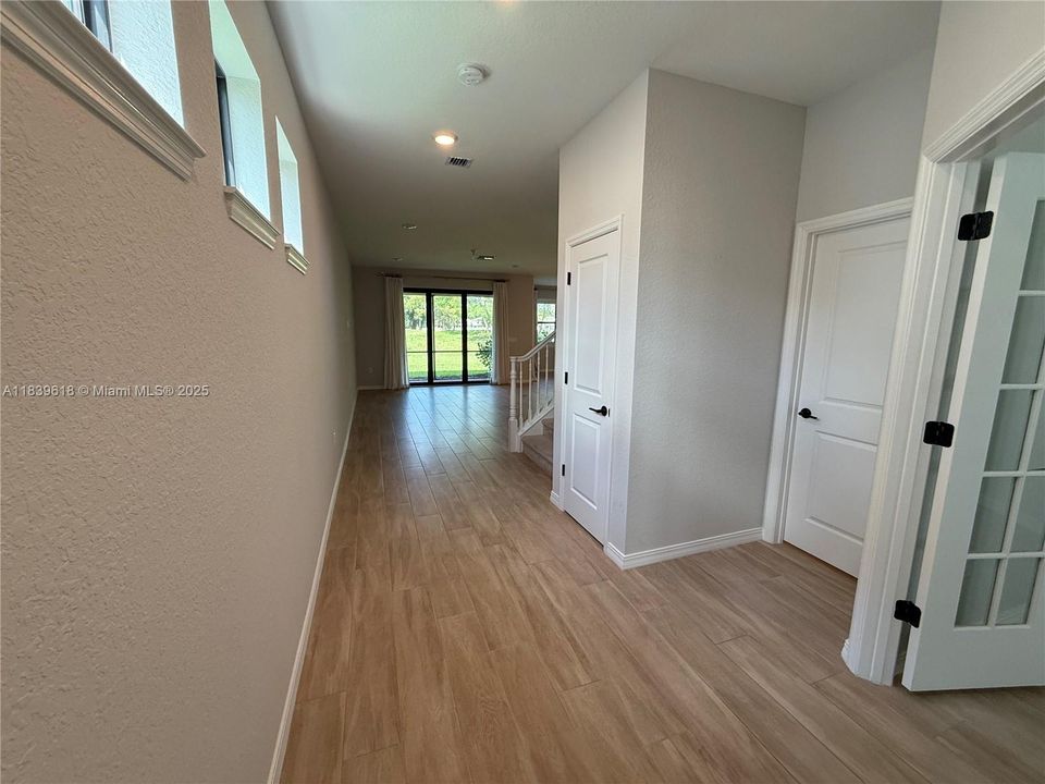 合同活跃: $5,500 (4 贝兹, 2 浴室, 2646 平方英尺)