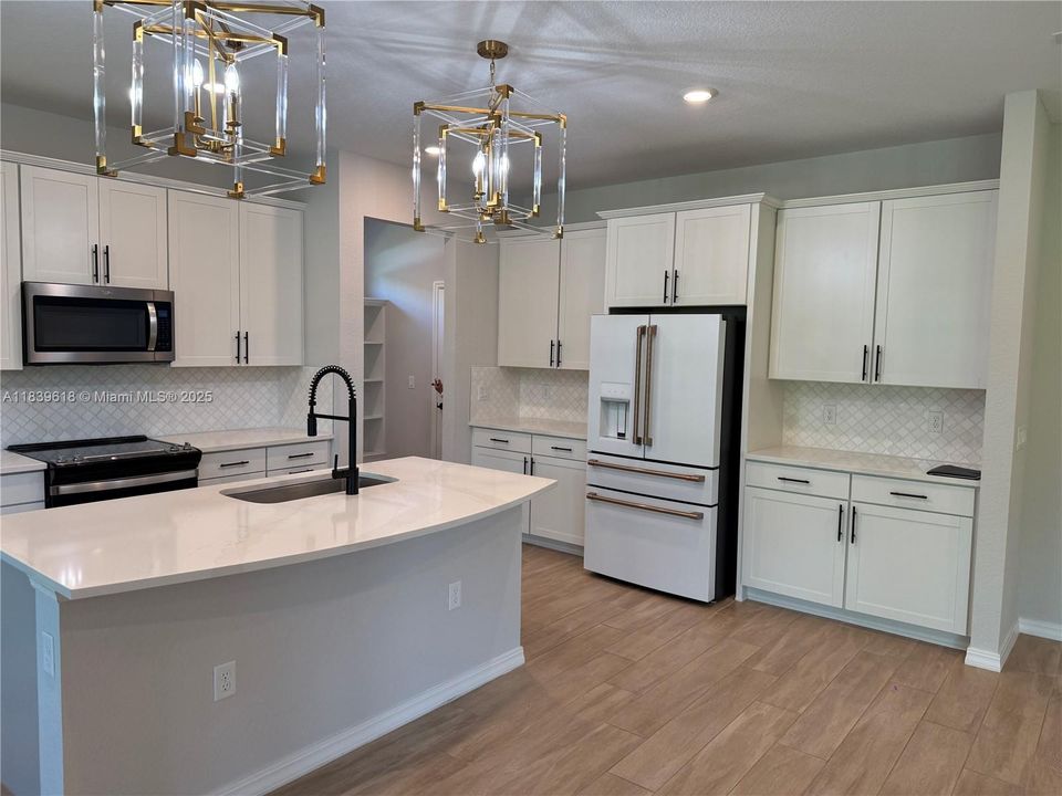 合同活跃: $5,500 (4 贝兹, 2 浴室, 2646 平方英尺)