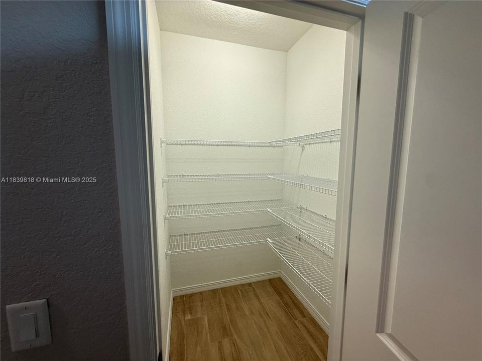 合同活跃: $5,500 (4 贝兹, 2 浴室, 2646 平方英尺)