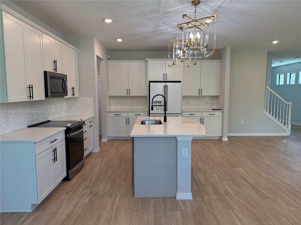 合同活跃: $5,500 (4 贝兹, 2 浴室, 2646 平方英尺)