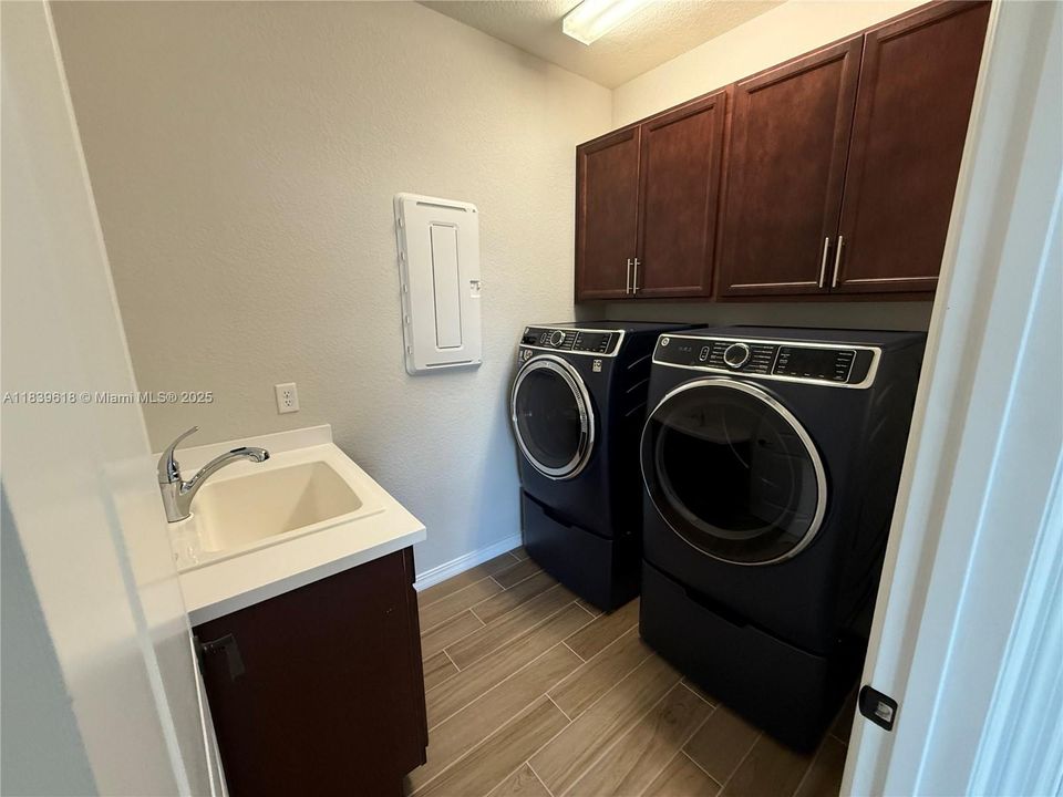 合同活跃: $5,500 (4 贝兹, 2 浴室, 2646 平方英尺)