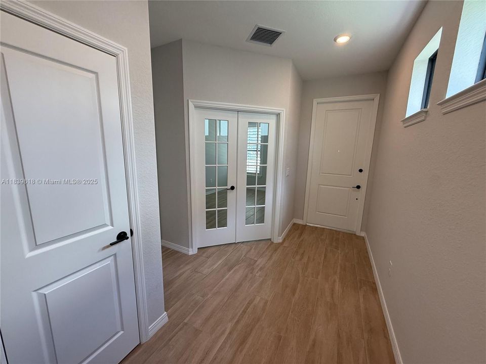 合同活跃: $5,500 (4 贝兹, 2 浴室, 2646 平方英尺)