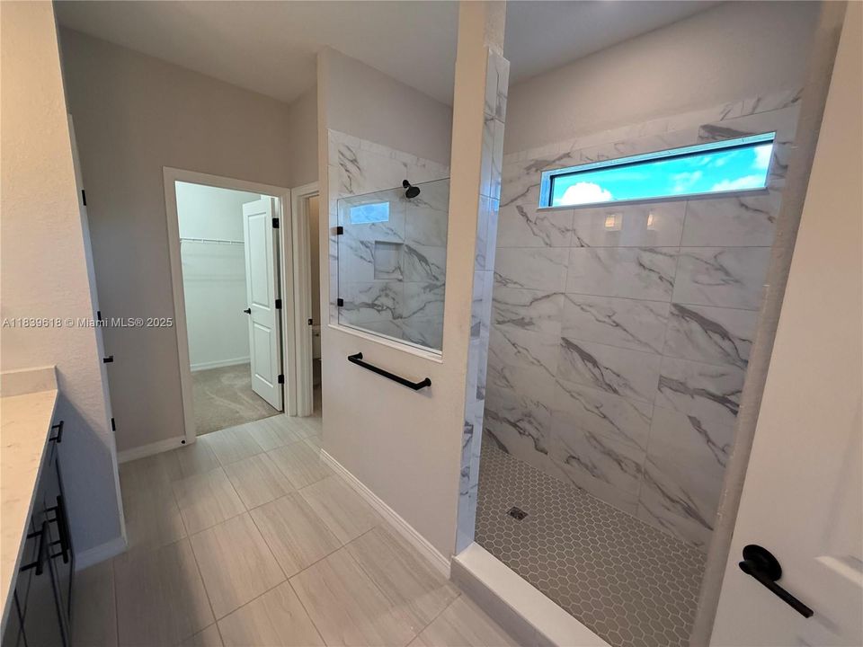 合同活跃: $5,500 (4 贝兹, 2 浴室, 2646 平方英尺)