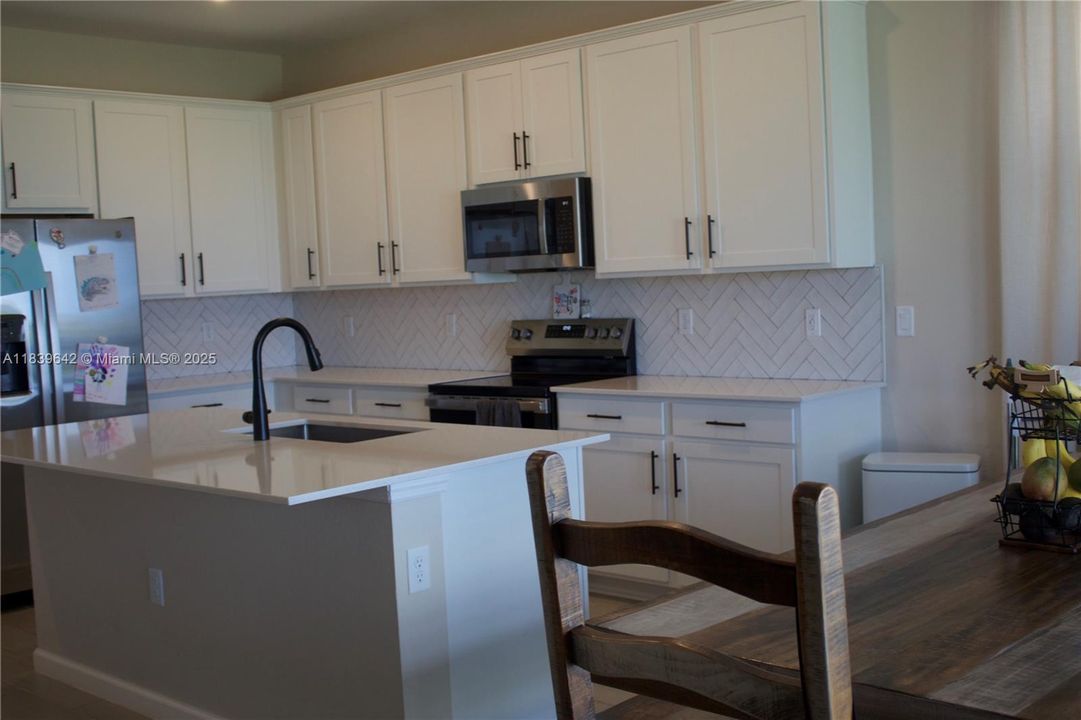 待售: $499,000 (5 贝兹, 3 浴室, 2800 平方英尺)