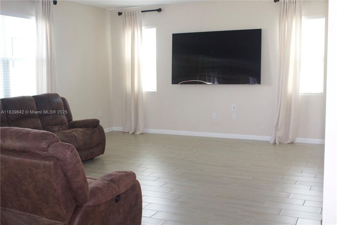 待售: $499,000 (5 贝兹, 3 浴室, 2800 平方英尺)