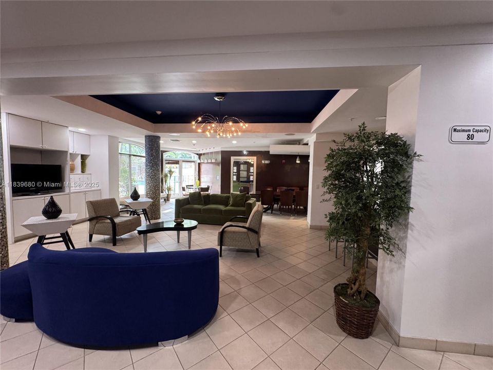 For Sale: $425,000 (2 beds, 2 baths, 1010 Square Feet)