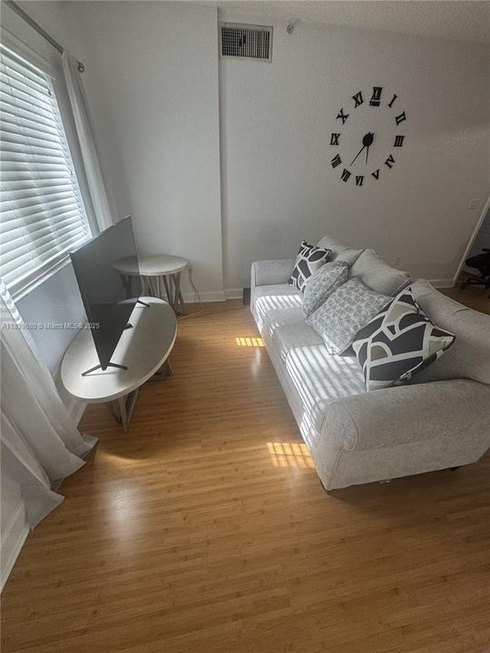 For Sale: $425,000 (2 beds, 2 baths, 1010 Square Feet)