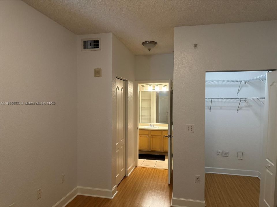 For Sale: $425,000 (2 beds, 2 baths, 1010 Square Feet)