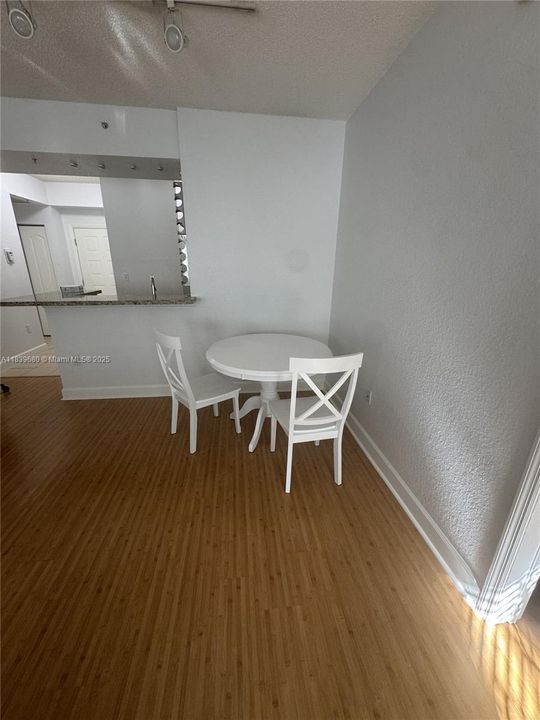 For Sale: $425,000 (2 beds, 2 baths, 1010 Square Feet)