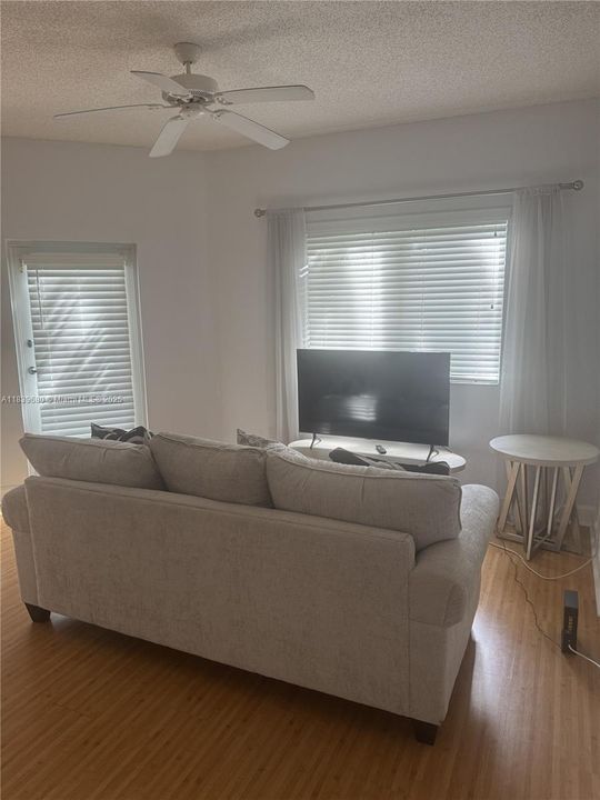 For Sale: $425,000 (2 beds, 2 baths, 1010 Square Feet)