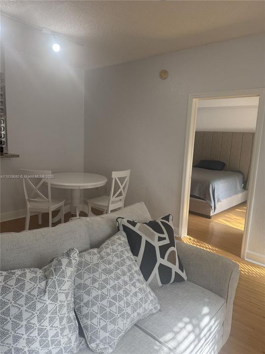 For Sale: $425,000 (2 beds, 2 baths, 1010 Square Feet)