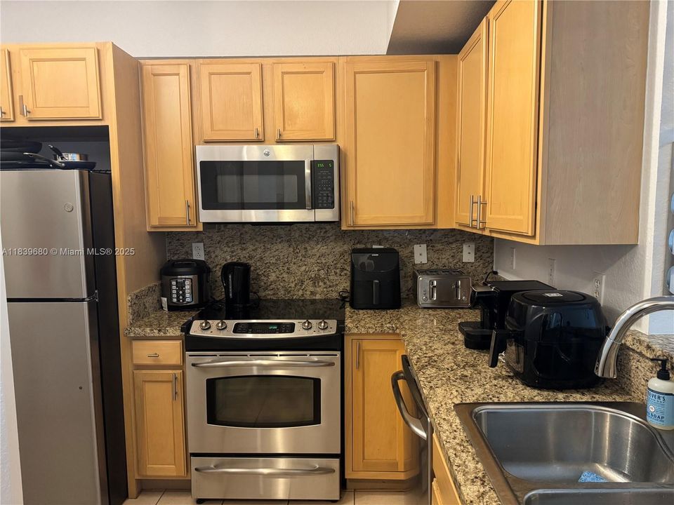 For Sale: $425,000 (2 beds, 2 baths, 1010 Square Feet)