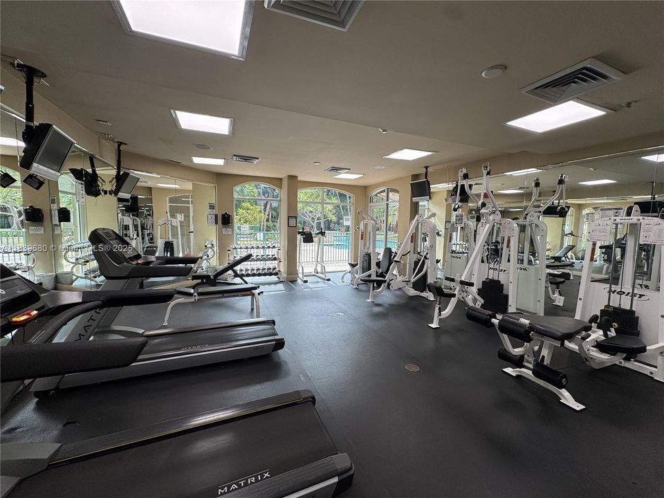 For Sale: $425,000 (2 beds, 2 baths, 1010 Square Feet)