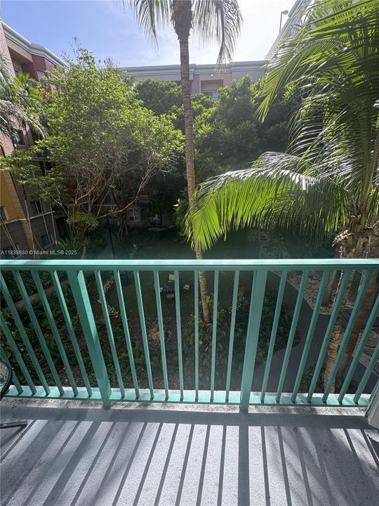 For Sale: $425,000 (2 beds, 2 baths, 1010 Square Feet)