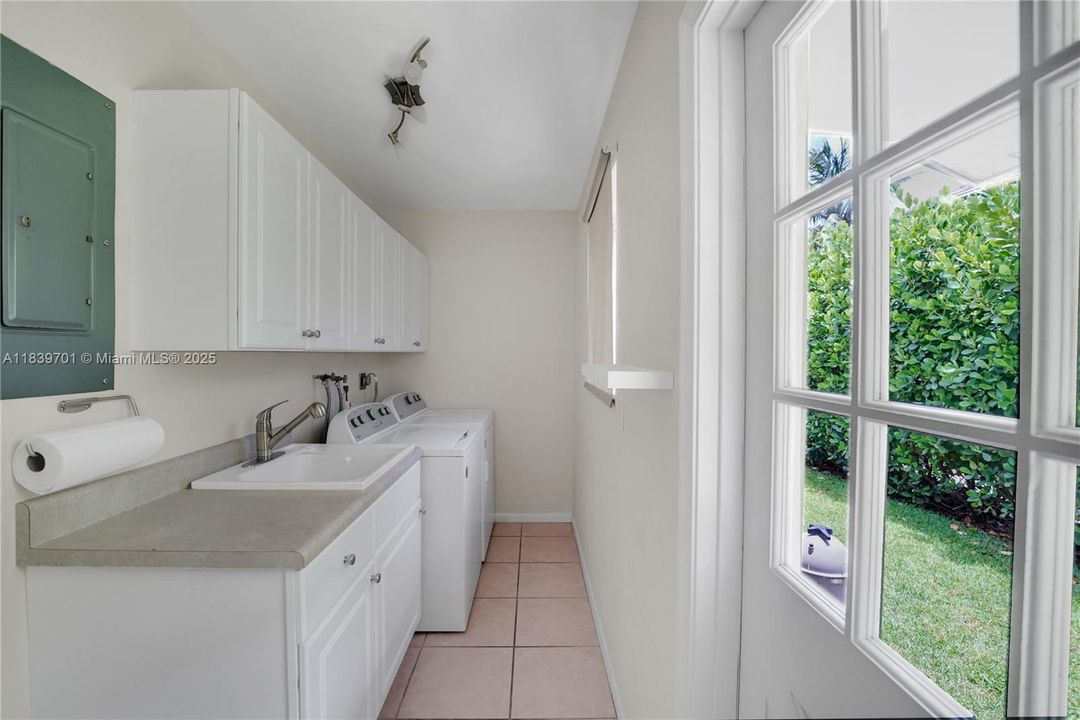 Recently Rented: $10,900 (4 beds, 3 baths, 2434 Square Feet)