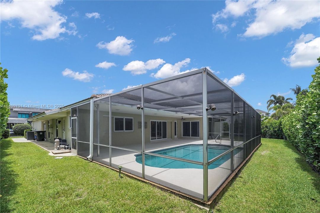 Recently Rented: $10,900 (4 beds, 3 baths, 2434 Square Feet)