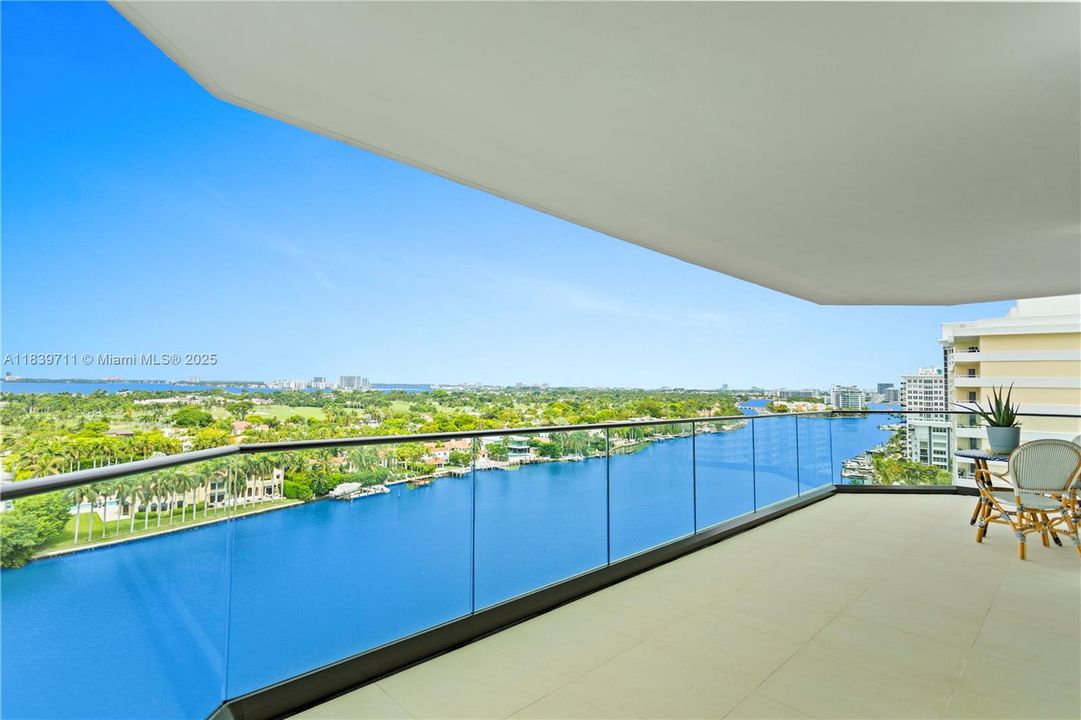 合同活跃: $1,700,000 (4 贝兹, 4 浴室, 2827 平方英尺)