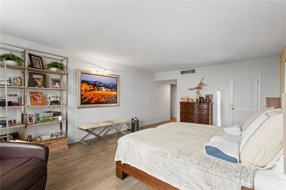 合同活跃: $1,700,000 (4 贝兹, 4 浴室, 2827 平方英尺)