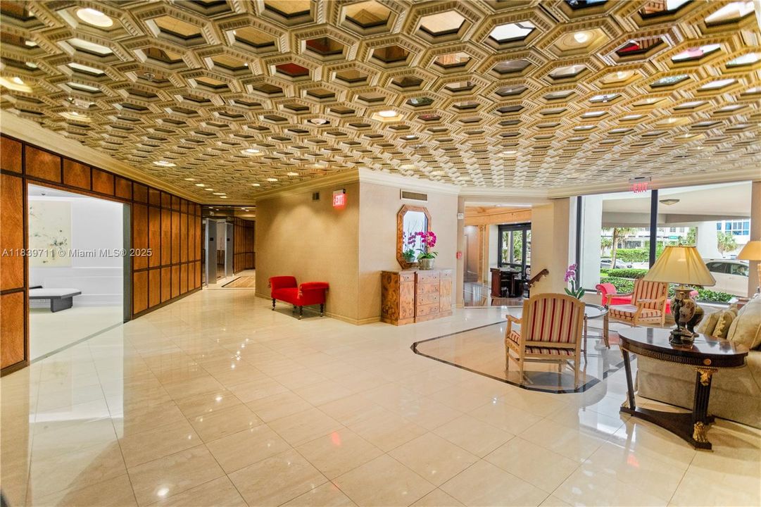 合同活跃: $1,700,000 (4 贝兹, 4 浴室, 2827 平方英尺)