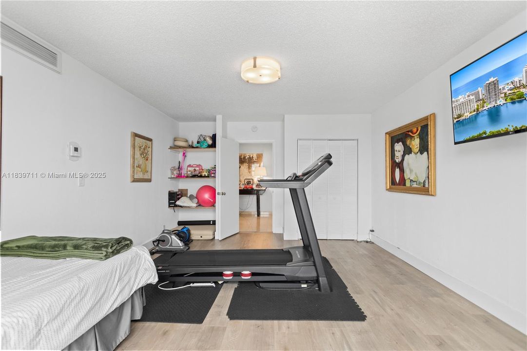 合同活跃: $1,700,000 (4 贝兹, 4 浴室, 2827 平方英尺)