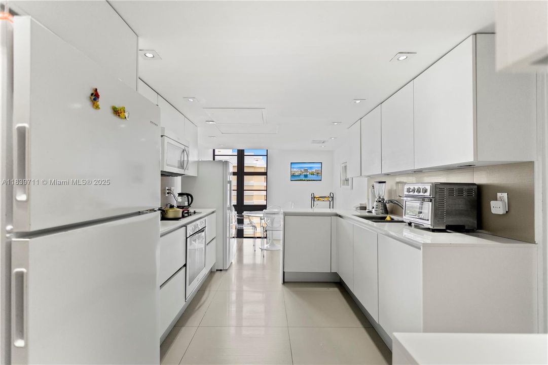 合同活跃: $1,700,000 (4 贝兹, 4 浴室, 2827 平方英尺)