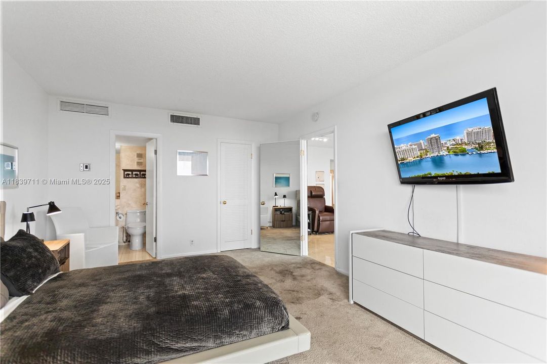 合同活跃: $1,700,000 (4 贝兹, 4 浴室, 2827 平方英尺)