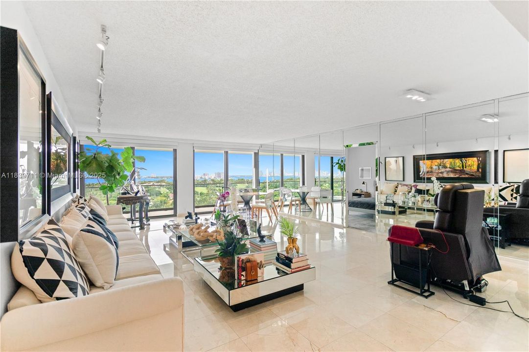 合同活跃: $1,700,000 (4 贝兹, 4 浴室, 2827 平方英尺)