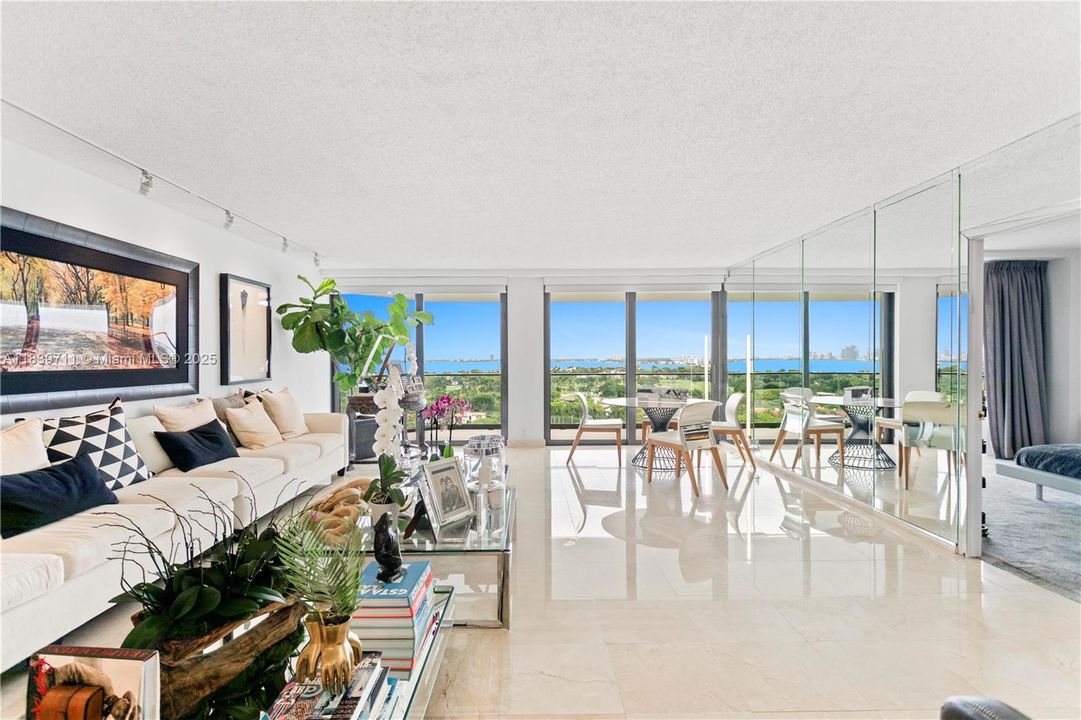 合同活跃: $1,700,000 (4 贝兹, 4 浴室, 2827 平方英尺)