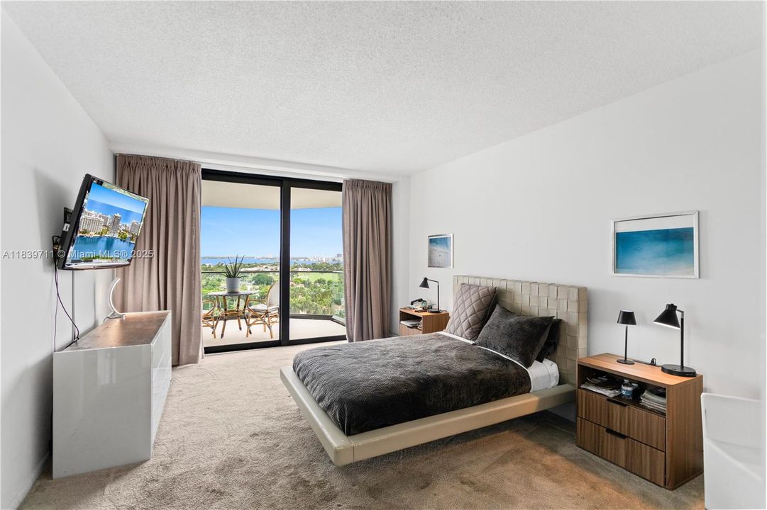 合同活跃: $1,700,000 (4 贝兹, 4 浴室, 2827 平方英尺)