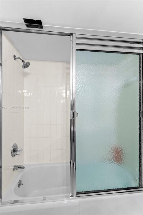 合同活跃: $1,700,000 (4 贝兹, 4 浴室, 2827 平方英尺)