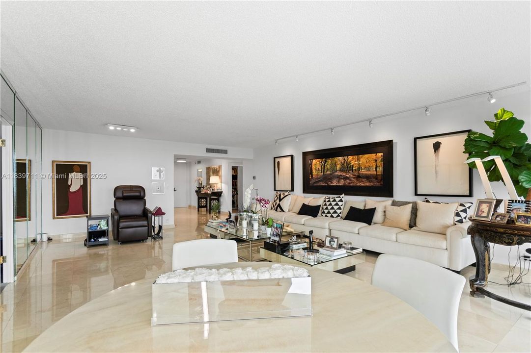 合同活跃: $1,700,000 (4 贝兹, 4 浴室, 2827 平方英尺)