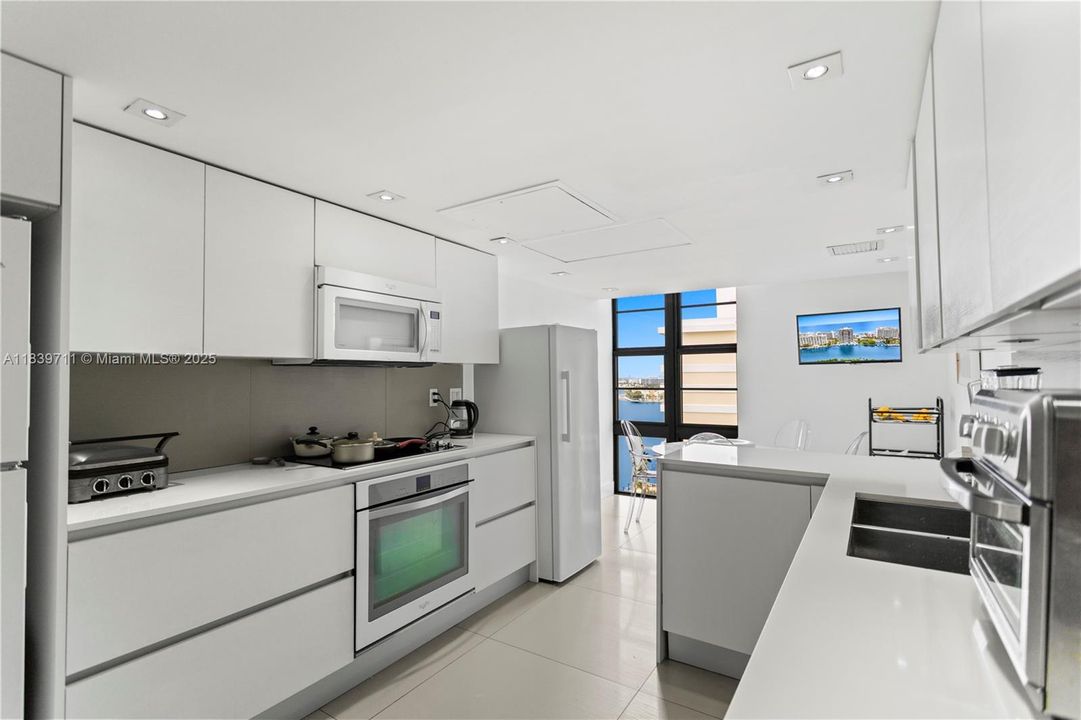 合同活跃: $1,700,000 (4 贝兹, 4 浴室, 2827 平方英尺)