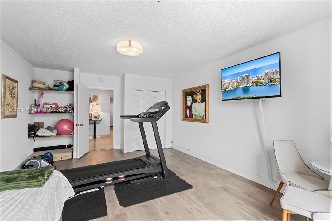 合同活跃: $1,700,000 (4 贝兹, 4 浴室, 2827 平方英尺)