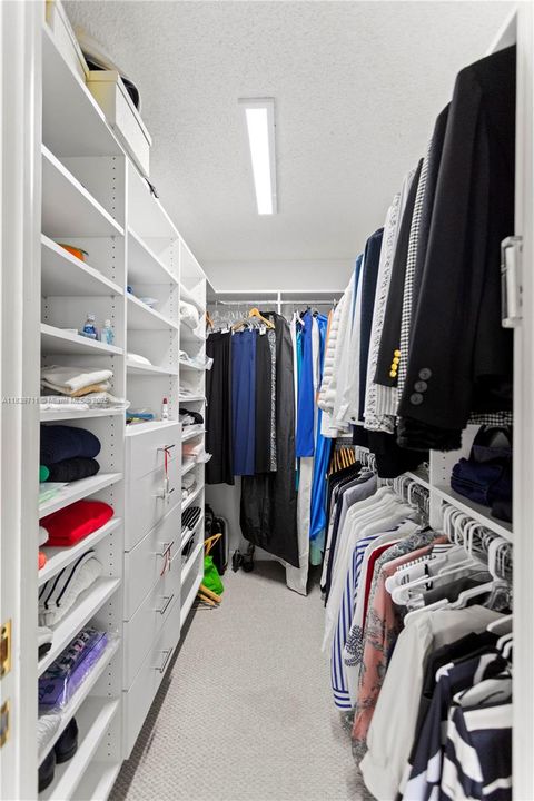 合同活跃: $1,700,000 (4 贝兹, 4 浴室, 2827 平方英尺)