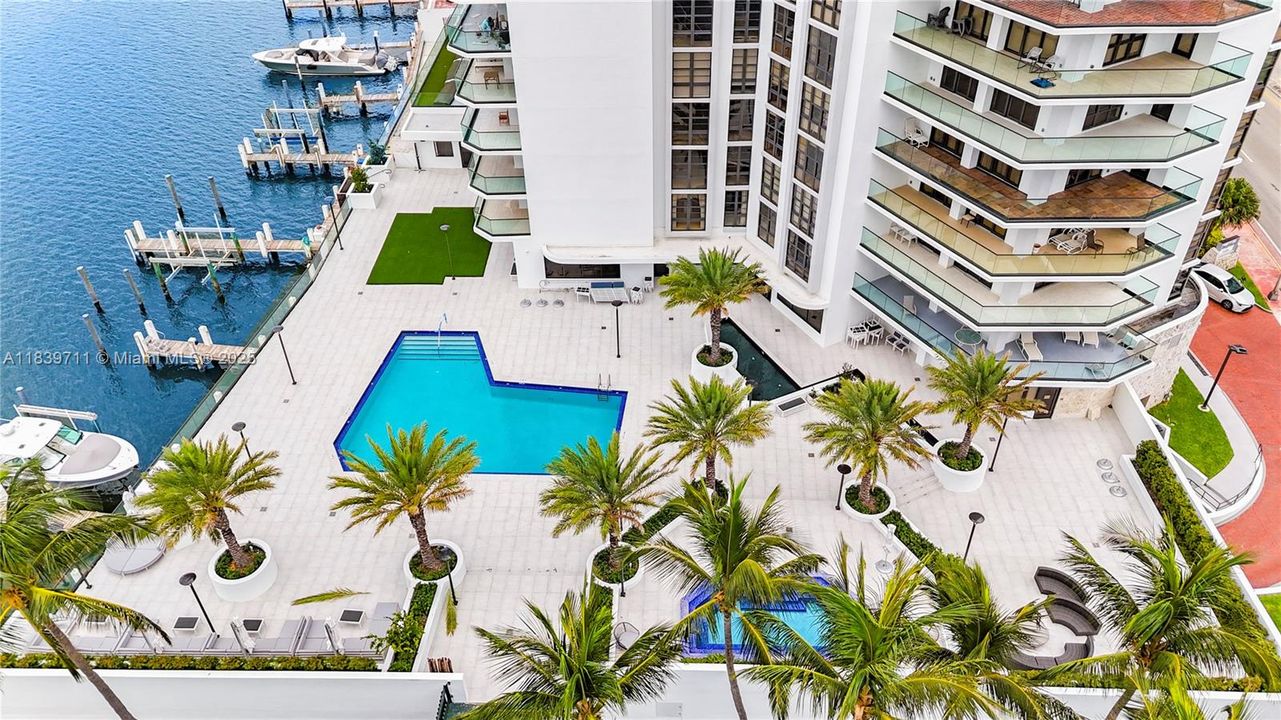 合同活跃: $1,700,000 (4 贝兹, 4 浴室, 2827 平方英尺)