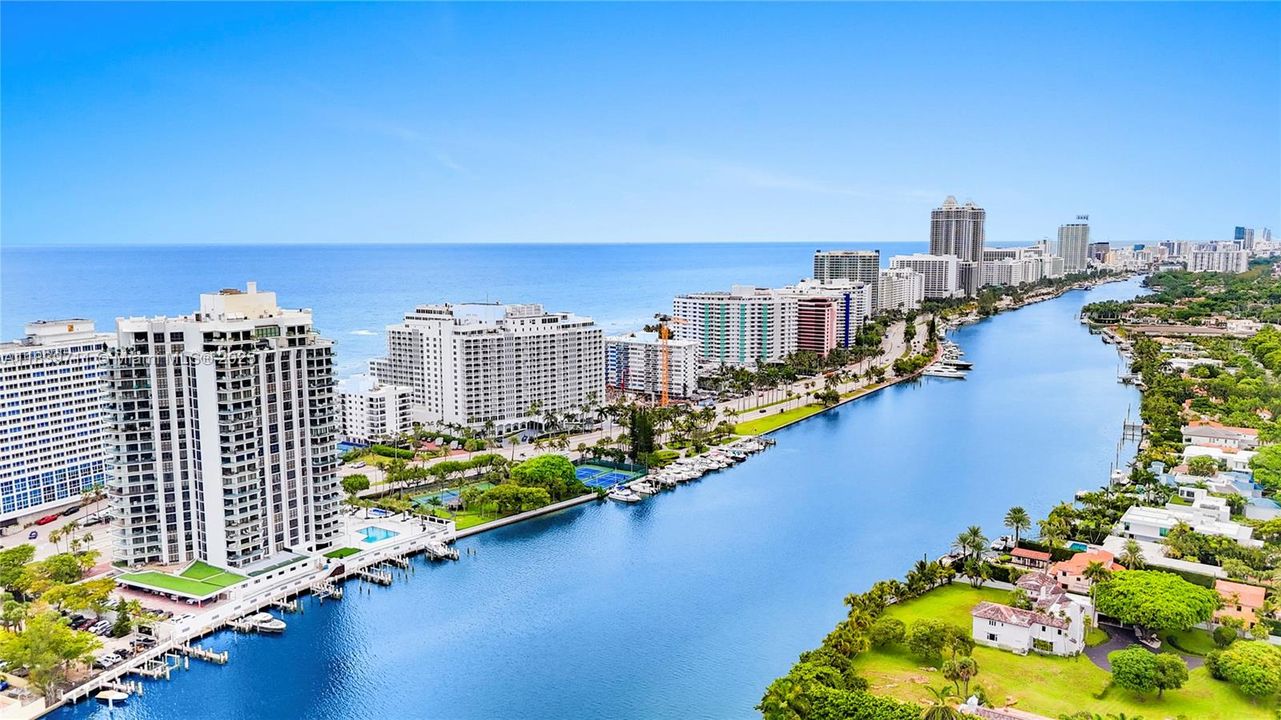 合同活跃: $1,700,000 (4 贝兹, 4 浴室, 2827 平方英尺)