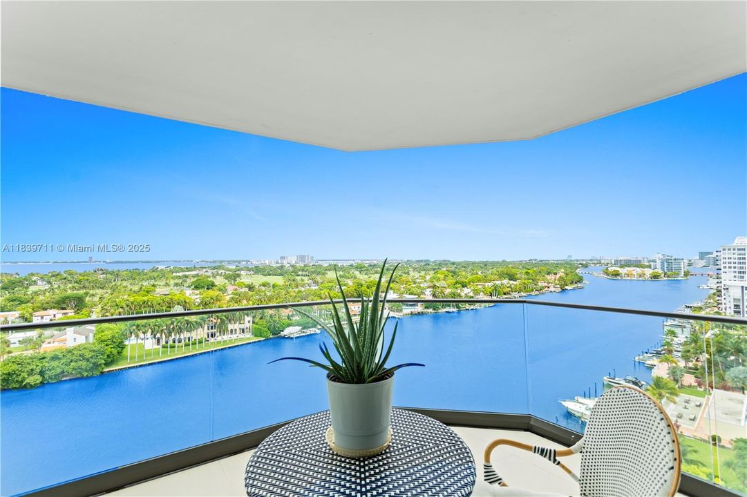 合同活跃: $1,700,000 (4 贝兹, 4 浴室, 2827 平方英尺)