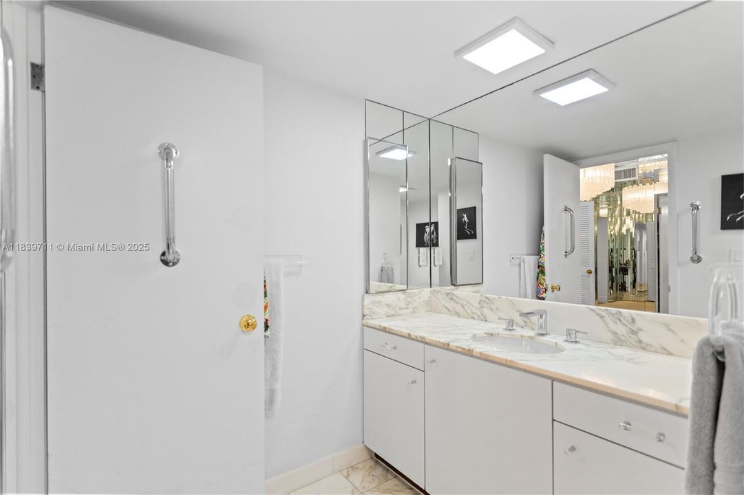 合同活跃: $1,700,000 (4 贝兹, 4 浴室, 2827 平方英尺)