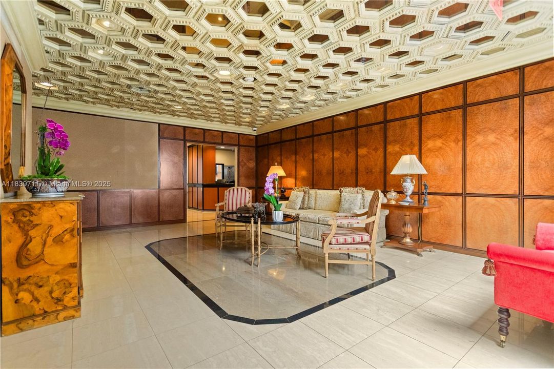 合同活跃: $1,700,000 (4 贝兹, 4 浴室, 2827 平方英尺)