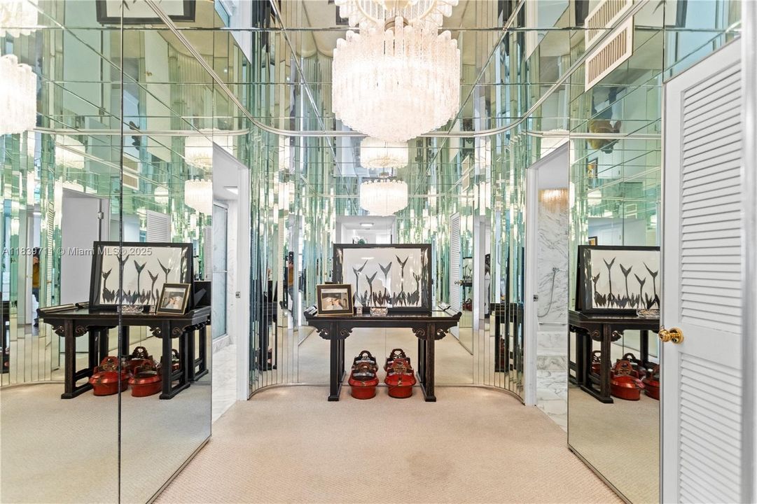 合同活跃: $1,700,000 (4 贝兹, 4 浴室, 2827 平方英尺)