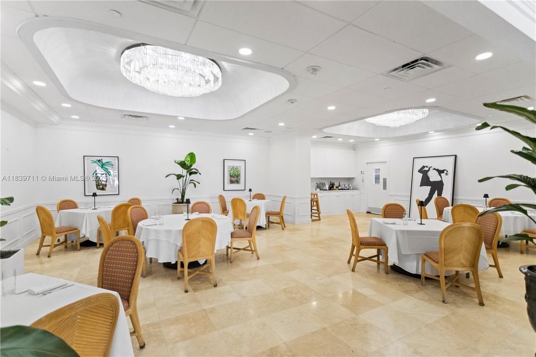 合同活跃: $1,700,000 (4 贝兹, 4 浴室, 2827 平方英尺)