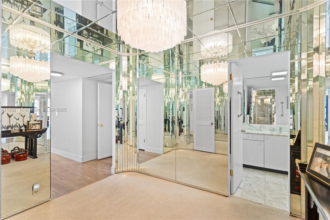 合同活跃: $1,700,000 (4 贝兹, 4 浴室, 2827 平方英尺)